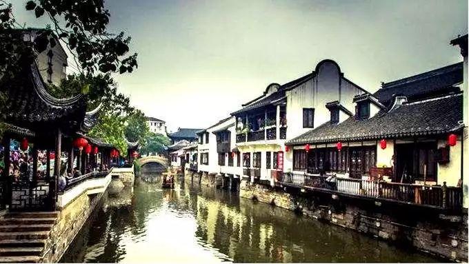 平时可以吃点蜂蜜，不仅可以防治肾结石，还能防治骨质疏松症